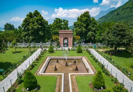 City to Valley Vibes: Chandigarh, Amritsar, Jammu & Srinagar Tour