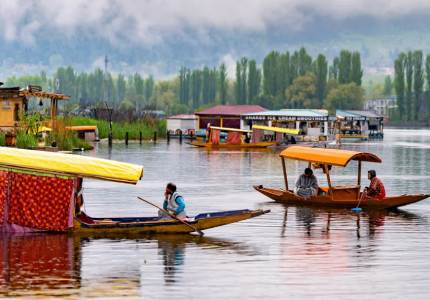 City to Valley Vibes: Chandigarh, Amritsar, Jammu & Srinagar Tour